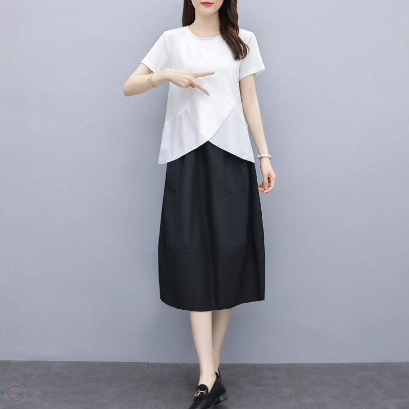 ホワイト/Tシャツ+ブラック/スカート