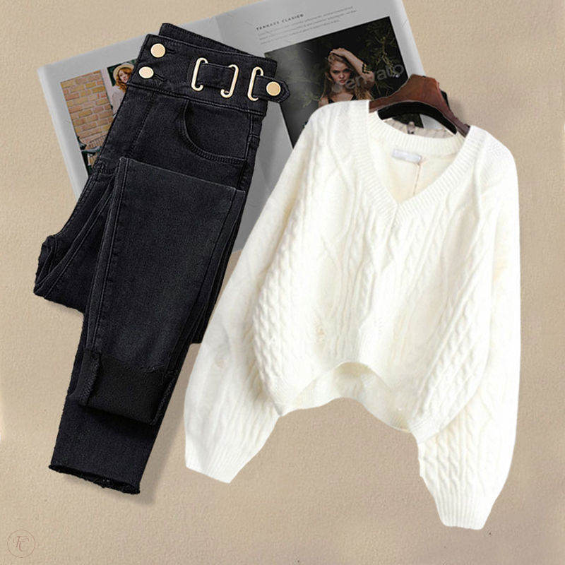 ホワイトセーター＋ブラック パンツ
