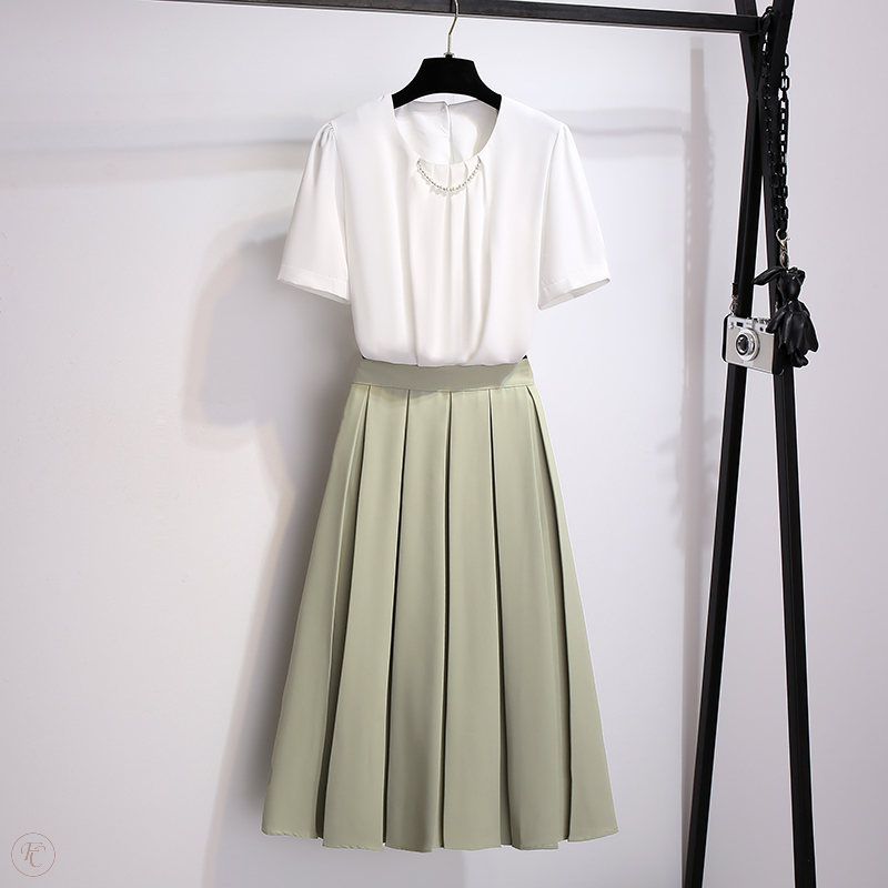 ホワイト/ブラウス+グリーン/スカート